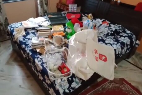 चोरी की सूचना पाकर वापस लौटे परिवार ने घर की अस्त-व्यस्त हालत देखी तो उनके पांवों तले जमीन खिसक गई