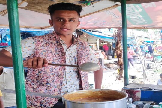 किसी अच्छे एमबीए कॉलेज में एडमिशन नहीं हो पाया तो प्रफुल्ल ने अपने पिता की मदद से अपना व्यवसाय करने की योजना बनाई जिसके तहत उन्होंने चाय की दुकान लगाई (फाइल फोटो)