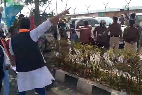 रांची में केन्द्रीय मंत्री धर्मेन्द्र प्रधान का विरोध करते एनएसयूआई के कार्यकर्ता