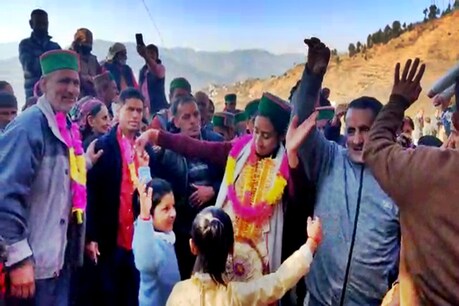 रोह़ड़ू में अपने गांव में नाटी डालती अवंतिका.