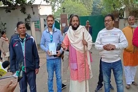 रविवार को यूपी के चुनार-मिर्जापुर के संत श्री श्रद्धानंद महाराज ने पटना में राबड़ी देवी के आवास पर जाकर उनसे मुलाकात की थी