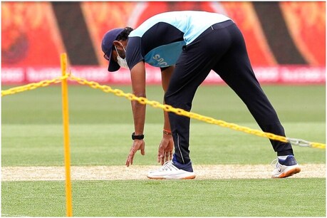 सिडनी टेस्ट से पहले पिच का मुआयना करते अजिंक्य रहाणे (फोटो क्रेडिट: एपी )