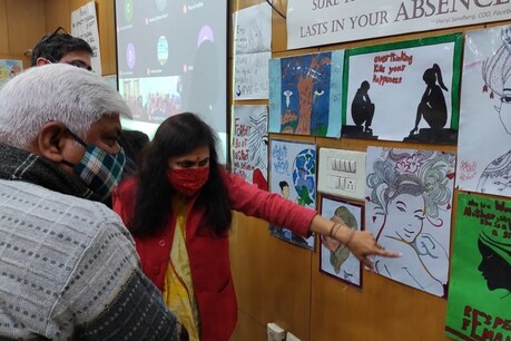 राष्ट्रीय बालिका दिवस पर आयोजित प्रदर्शनी का अवलोकन करते हुए मंत्री राजेंद्र पाल गौतम