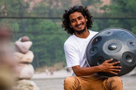 These days, the charm of the tunes of a foreign instrument hand pen on the banks of the Ganges is attracting foreign tourists to its entourage.