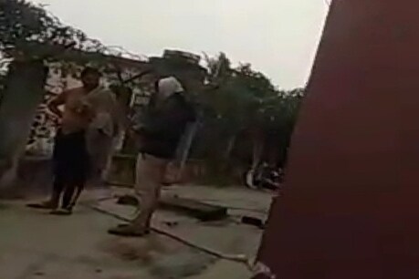 वायरल हो रहे इस वीडियो में आरोपी थाना अध्यक्ष थाना परिसर में बालू माफिया से ट्रैक्टर छोड़ने के एवज में रिश्वत लेते दिख रहे हैं (वायरल वीडियो से इमेज ग्रैब)