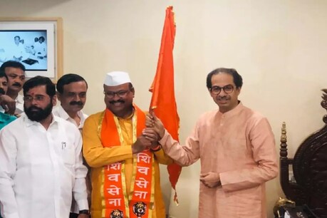 महाराष्ट्र अघाड़ी सरकार में ग्राम विकास राज्यमंत्री अब्दुल सत्तार (बीच में)