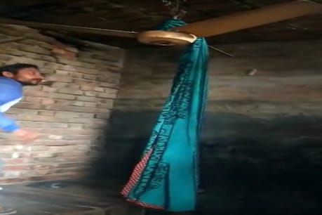 लड़की की मां की मृत्यु दो वर्ष पूर्व हो गई थी, तभी से वो परेशान चल रही थी. इस वजह से उसने पंखे ले झूलकर आत्महत्या जैसा कदम उठा लिया
