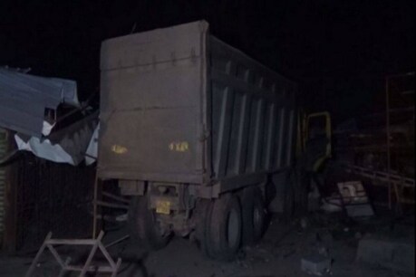 गुजरात के सूरत में सोमवार देर रात बेकाबू ट्रक ने फुटपाथ पर सो रहे 18 लोगों को कुचल दिया.
