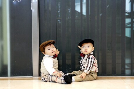 हमशक्ल जुड़वा (Identical Twins) में होने वाले जेनेटिक (Genetic) बदलावों को लेकर यह बहुत अहम शोध है. (प्रतीकात्मक तस्वीर: Pixabay)