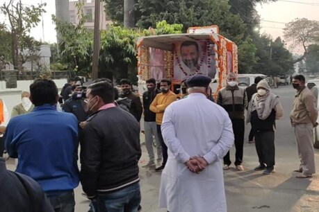 अंत्येष्टि में शामिल होने के लिए राज्य सरकार की ओर से मंत्री रघु शर्मा, प्रताप सिंह खाचरियावास और अर्जुन बामणिया भी भिंडर पहुंच रहे हैं.