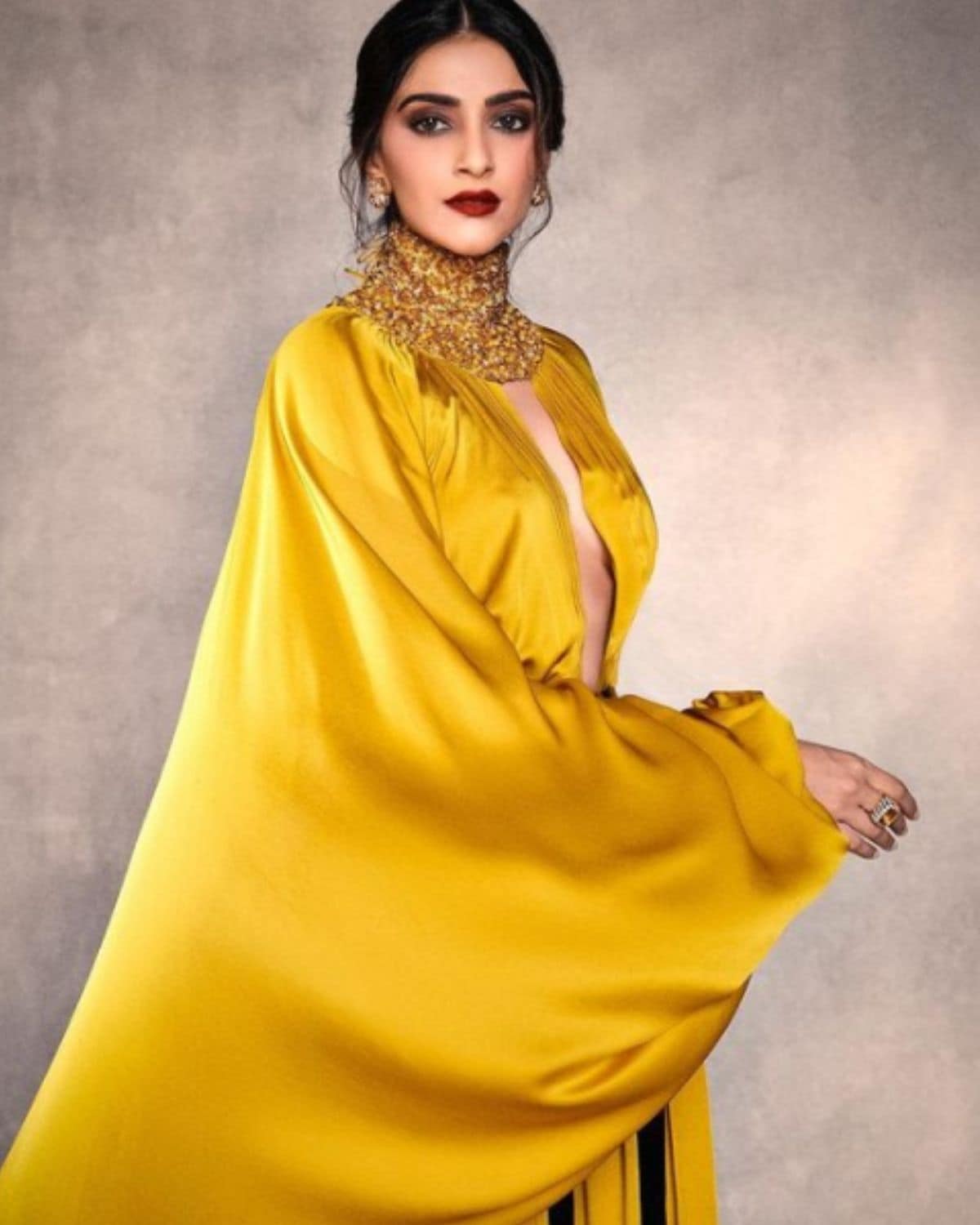 Sonam Kapoor ने अपने नए लुक से सोशल मीडिया पर लगाई आग, Yellow Gown में दिखा स्टनिंग अंदाज - Sonam Kapoor looks stunning in her latest photoshoot in yellow gown photos viral