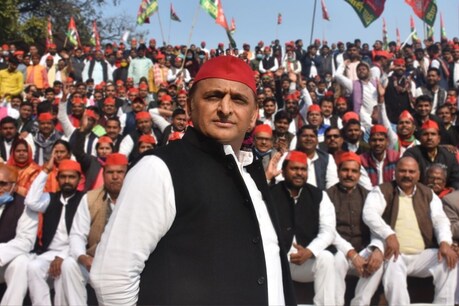 अभी कुछ दिन पहले आशू मलिक (Ashu Malik) के साथ ही मुलायम सिंह यादव Mulayam Singh Yadav) खादी आश्रम में कपड़े खरीदने गये थे.