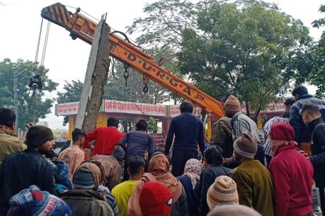 UP: श्मशान घाट में गिरी छत, 15 से अधिक लोगों के दबे होने की आशंका, एक की मौत