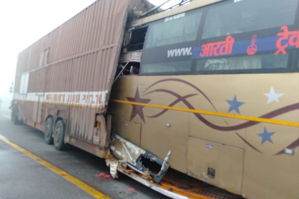UP: आगरा-लखनऊ एक्सप्रेस वे पर खड़े कंटेनर में जा घुसी बस, 4 यात्रियों की मौत