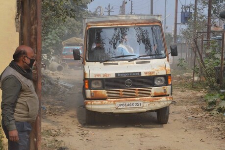 जिन वाहनों से वाराणसी के बाबतपुर एयरपोर्ट से वैक्सीन की खेप वैक्सीन सेंटर पर पहुंचाई गई, उनमें एक वाहन ऐसा था जिसकी फिटनेस मई 2006 में ही समाप्त हो गई है