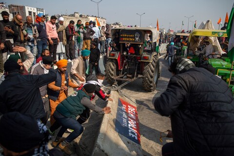 दिल्ली हिंसा की तस्वीर (AP)