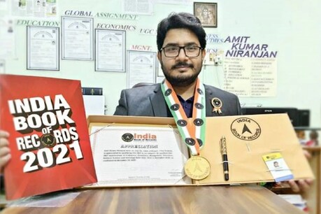 अलग-अलग 6 विषयों में नेट (NET) क्वालीफाई कर इंडिया बुक ऑफ रिकॉर्ड्स में अपना नाम दर्ज कराने वाले कानपुर के अमित कुमार निरंजन. (फोटो- साभार फेसबुक)