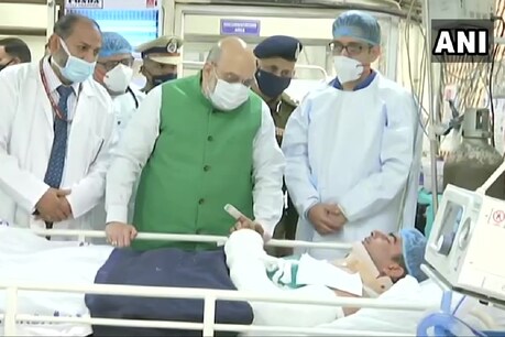 अमित शाह ने जाना पुलिसकर्मियों का हाल. (Pic- ANI)