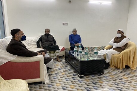 AIMIM के प्रमुख असदुद्दीन ओवैसी ने फुरफरा शरीफ दरगाह के पीरजादा अब्बास सिद्दीकी से मुलाकात की.