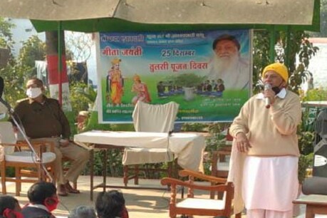 शाहजहांपुर जेल के कैदियों को आसाराम का बैनर लगाकर बांटा गया था कंबल (Viral Photo)