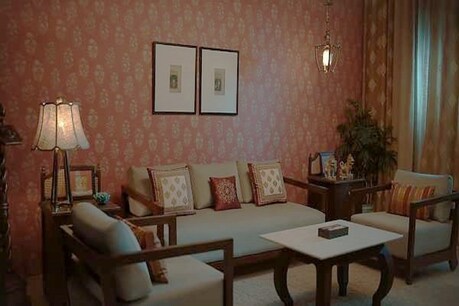 खूबसूरती से रीडिज़ाइन किए हुए इस लिविंग रूम को उस सोच के मुताबिक डिज़ाइन किया गया है.