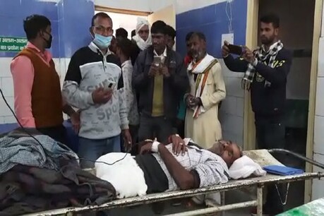 ट्रेन से पैर कटने के बाद परिजन अस्पताल में सख्श का इजाज कराते हुए.