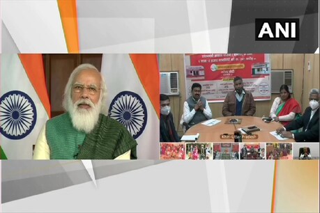 पीएम मोदी लाभार्थियों से कर रहे हैं बात.