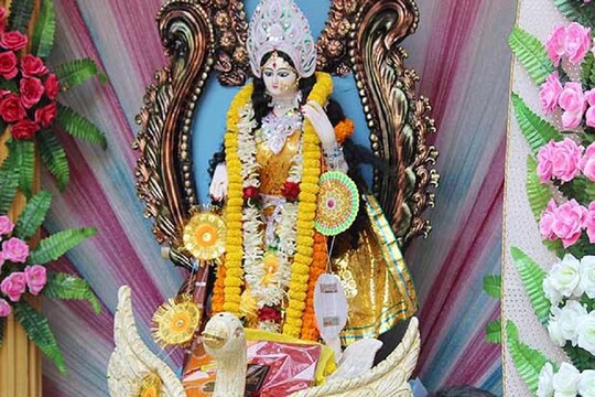 बसंत पंचमी के दिन विद्या की देवी मां सरस्वती का पूजन अर्चन किया जाता है.