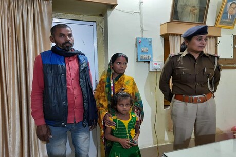 बांका पुलिस ने बच्ची को उसके परिजनों को सौंप दिया है.