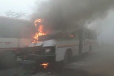 बिजनौर: तेज रफ्तार रोडवेज बसों में टक्कर के बाद लगी आग, दर्जनों घायल