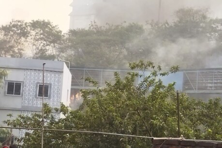 ब्लास्ट के बाद टाटा स्टील परिसर में जगह-जगह आग लग गई.
