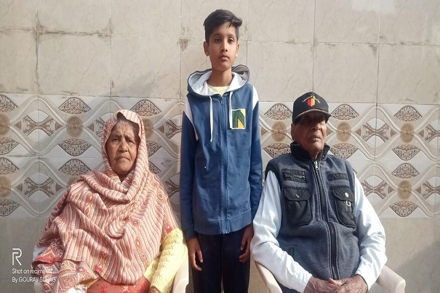 अपनी पत्नी और पोते के साथ 83 साल के धर्मपाल.