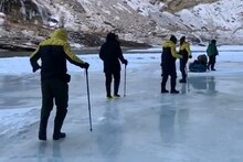 माइनस 30 डिग्री में भारत के सबसे कठिन Chadar trek को किया पार