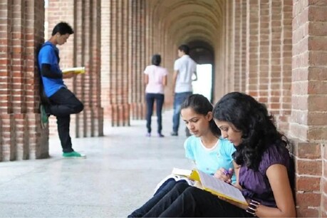 सरकार ने स्कूलों को खोलने का फैसला लिया है.