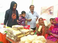 OMG: इस शहर की महिलाओं ने गाय के गोबर से बनाया खास प्रोडक्ट, सात राज्यों से आ रहे खरीदार, देखें Photos