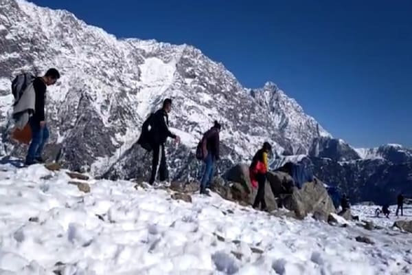 कांंगड़ा: एक ज़िन्दगी की ख़ातिर सैकड़ों जिंदगियां छान रही बर्फ़ीली वादियों की ख़ाक