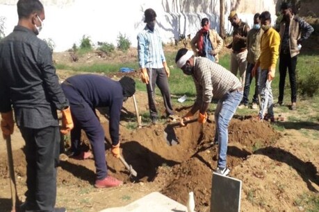 अजमेर में मारिया (29) की 3 नवंबर को मौत हो गई थी, अब मौत के ढाई माह बाद आगरा में रहने वाली मां ने ससुराल पक्ष पर बेटी की हत्या का आरोप लगाया है.