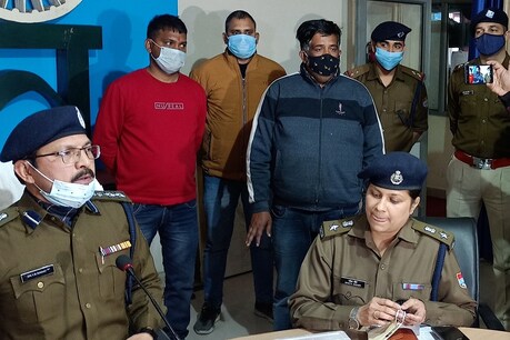 पुलिस को आरोपी के पास से आधार कार्ड, पैन कार्ड, ड्राइविंग लाइसेंस, अलग-अलग बैंकों की पासबुक, चेक बुक, फ़ोटो आई डी और कुछ कैश बरामद हुआ है.