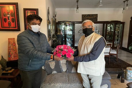 सेवानिवृत अदिकारी सुरेश गोयल के घर पहुंचे दिल्ली बीजेपी के महासचिव कुलजीत चहल.