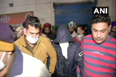 किसानों ने सिंघु बॉर्डर से एक शूटर को पकड़ने का दावा किया है.