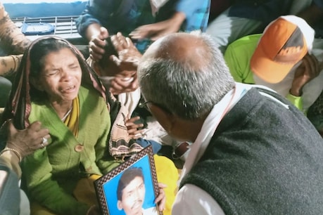 मृतक की पत्नी ने दिग्विजय सिंह के सामने कई सवाल खड़े किए.