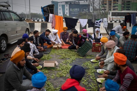 बीते 8 हफ्तों से किसान नए कृषि कानूनों के खिलाफ दिल्ली की सीमाओं पर प्रदर्शन कर रहे हैं. (फाइल फोटो: AP)