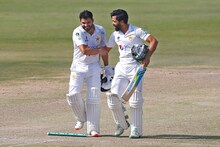 PAK vs SA: मैदान पर बिल्ली के पीछे भागते हुए नजर आए अजहर अली, देखें VIDEO