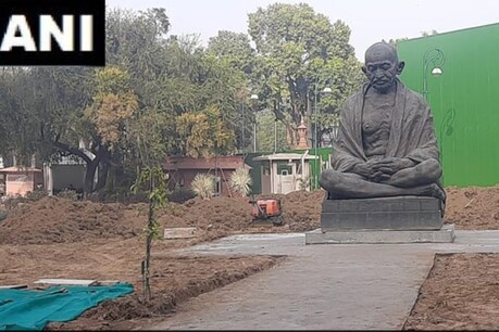 अस्थाई तौर पर हटाई गई गांधी जी की प्रतिमा. (Pic-ANI)
