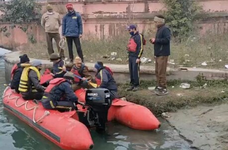 गंगनहर में दूसरे बच्चे की तलाश में जुटी है पुलिस.