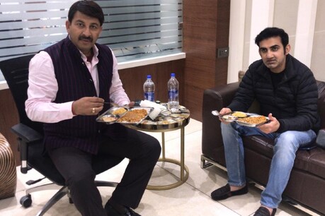 जन रसोई में भोजन करते बीजेपी एमपी मनोज तिवारी और गौतम गंभीर.