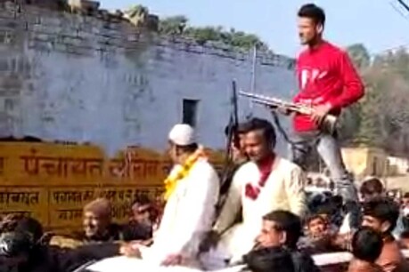 हापुड़ में रोड शो प्रधान पद के दावेदार ने की कई