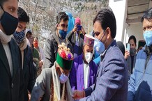 Panchayat Chunav: किन्नौर में देश के पहले वोटर ने किया मतदान, प्रशासन ने बिछाया रेड कार्पेट, देखें Photos