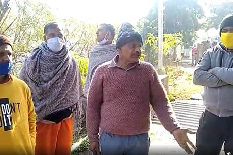 अस्पताल के बाहर खड़े परिजन.
