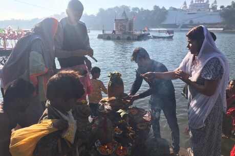 नर्मदा तट पर भारी भीड़ उमड़ पड़ी है.